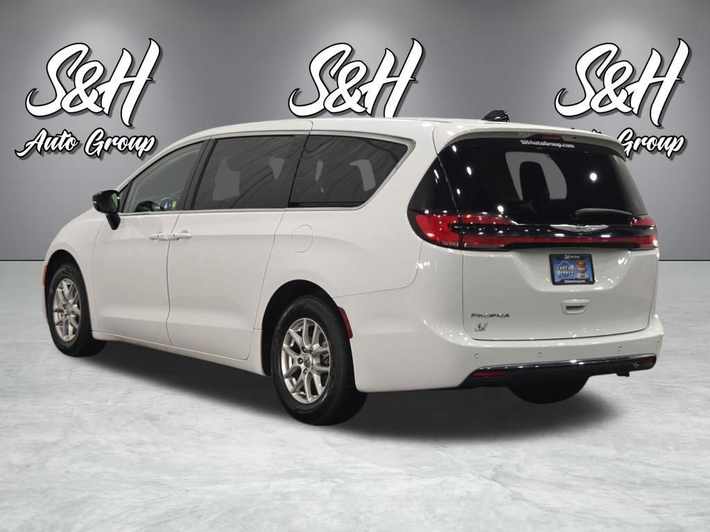 Used 2024 Chrysler Pacifica Touring-L FWD image 14