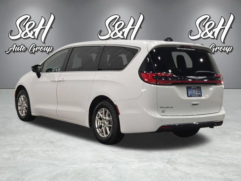 Used 2024 Chrysler Pacifica Touring-L FWD image 14