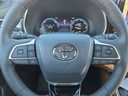 New 2026 Toyota Highlander Platinum image 14
