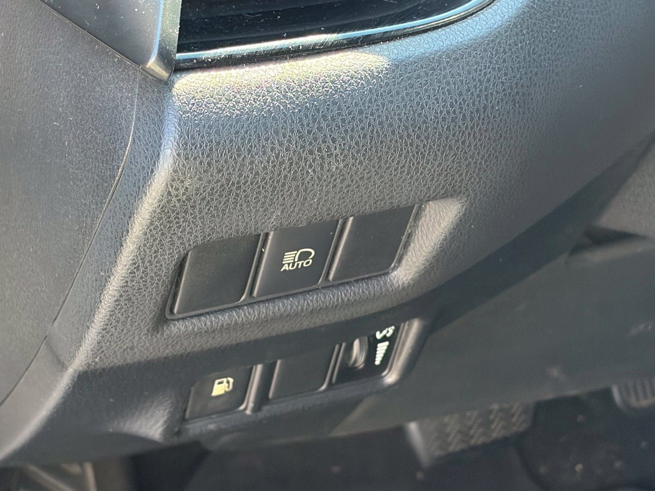Used 2018 Toyota C-HR XLE FWD image 7