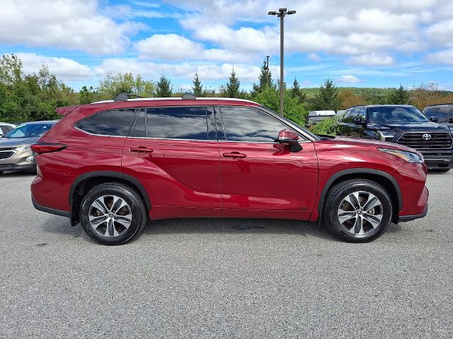 Certified 2022 Toyota Highlander XLE AWD/4WD image 7