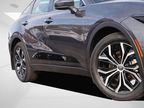 Used 2023 Toyota Crown image 3