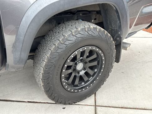 Used 2018 Toyota Tacoma TRD Off-Road AWD/4WD image 8