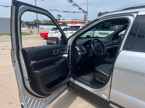 Used 2018 Ford Explorer Limited w/ Equipment Group 301A AWD/4WD image 9