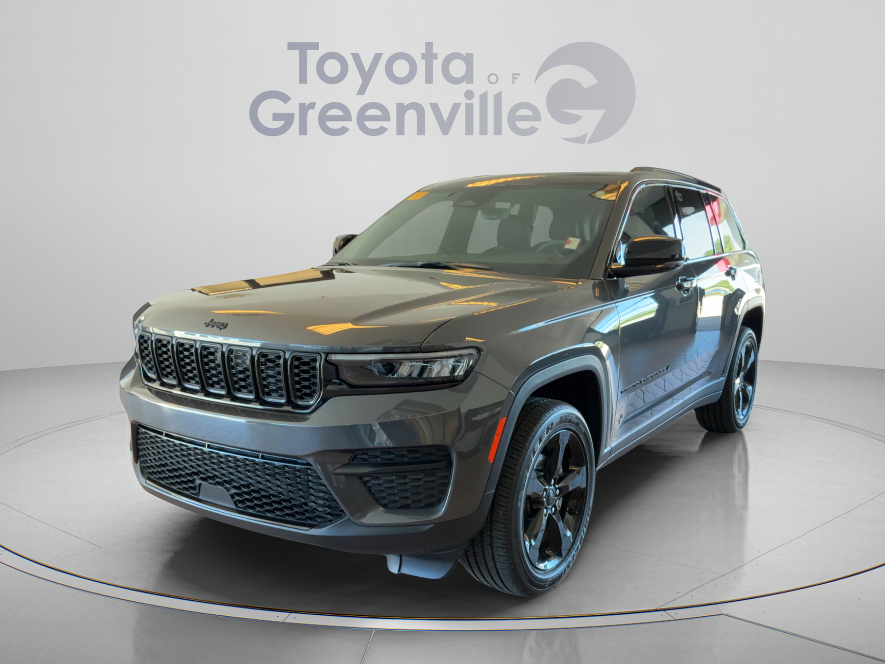 Used 2025 Jeep Grand Cherokee Altitude RWD image 1