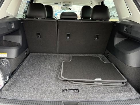 Certified 2025 Volkswagen Tiguan SE image 5