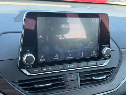 Used 2024 Nissan Altima 2.5 SV image 14