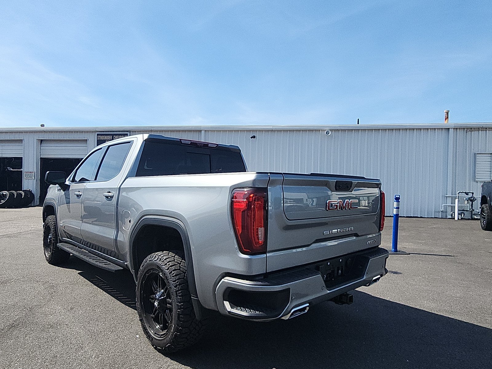 Used 2023 GMC Sierra 1500 AT4 w/ AT4 Premium Package AWD/4WD image 3