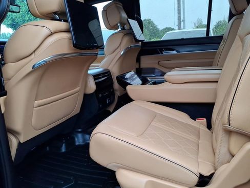 Used 2023 Jeep Grand Wagoneer Series III w/ Rear Seat Video Group 1 AWD/4WD image 15