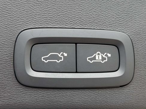Certified 2023 Volvo XC40 B4 Plus w/ Protection Package Premier FWD image 17