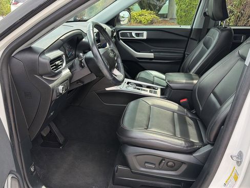 Certified 2022 Ford Explorer XLT w/ Equipment Group 202A RWD image 10