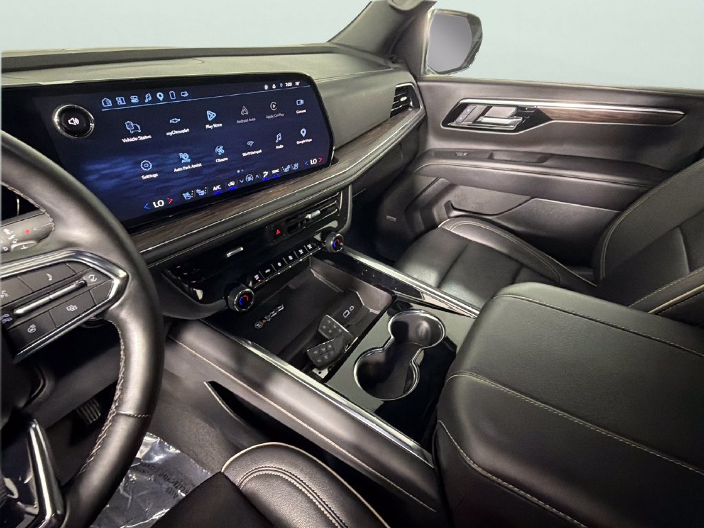 Used 2025 Chevrolet Suburban Premier RWD image 19