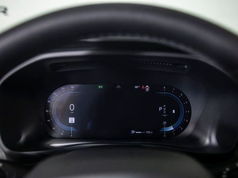 Used 2025 Volvo XC40 B5 Plus image 27