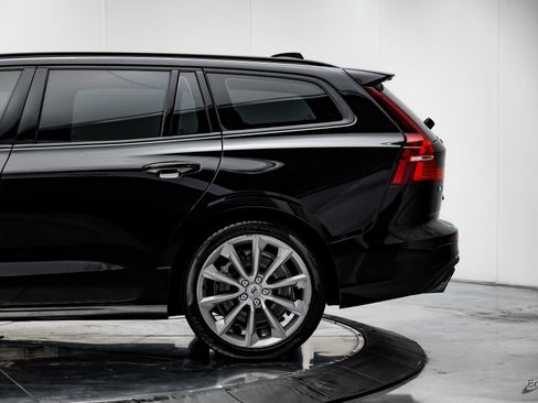 Used 2020 Volvo V60 T5 Momentum w/ Protection Package Premier image 7