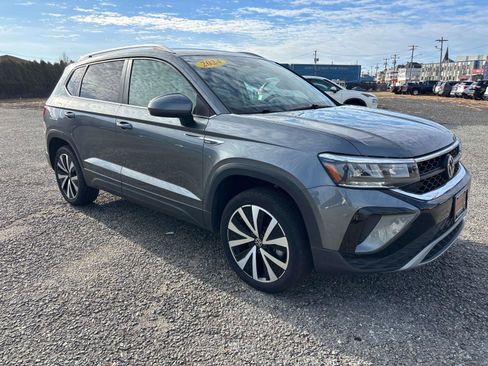 Used 2024 Volkswagen Taos SE image 3