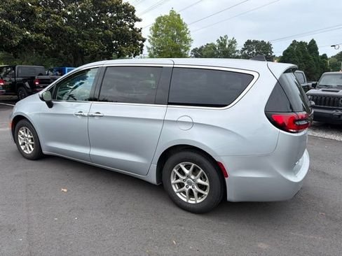 Used 2023 Chrysler Pacifica Touring-L FWD image 5