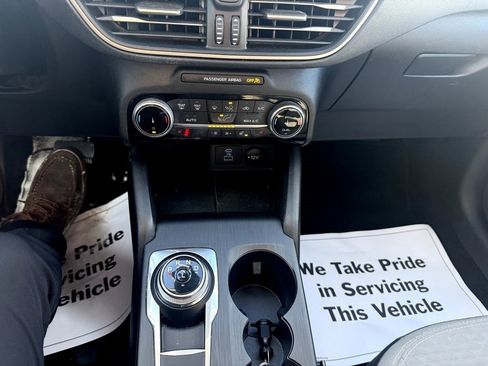 Used 2022 Ford Escape SE w/ SE Sport Appearance Package image 14