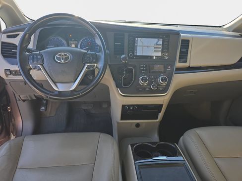 Used 2018 Toyota Sienna XLE w/ XLE Navigation Package AWD/4WD image 12