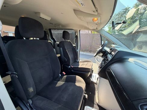 Used 2018 Dodge Grand Caravan SE FWD image 26