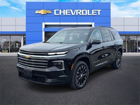 Certified 2025 Chevrolet Traverse LT w/ Sun and Wheel Package image 2