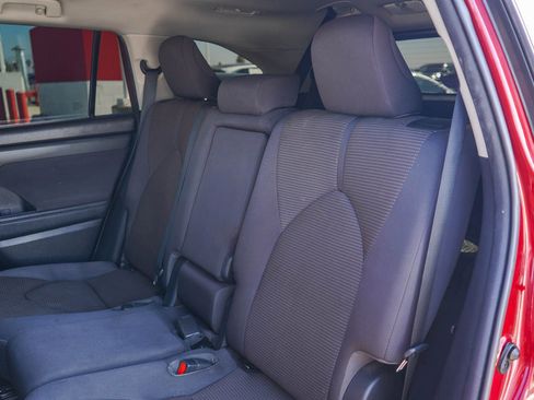 Used 2021 Toyota Highlander LE image 19