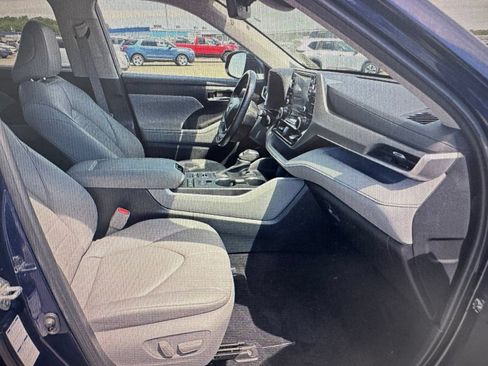 Used 2022 Toyota Highlander XLE AWD/4WD image 9