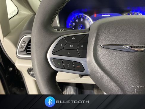 Used 2024 Chrysler Pacifica Touring-L image 22