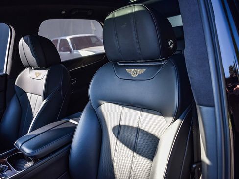 Used 2019 Bentley Bentayga image 24