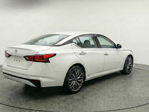 Used 2025 Nissan Altima 2.5 SV FWD image 9
