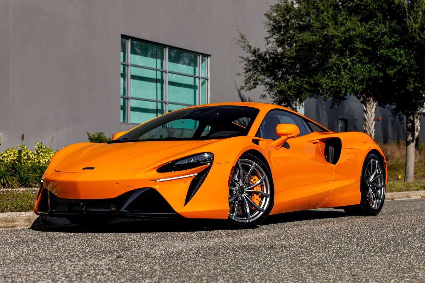 Used 2025 McLaren Artura RWD image 18