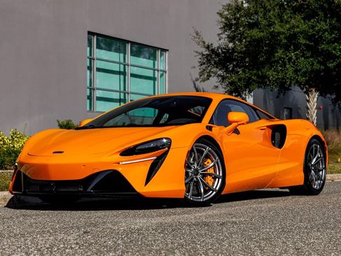 Used 2025 McLaren Artura RWD image 18