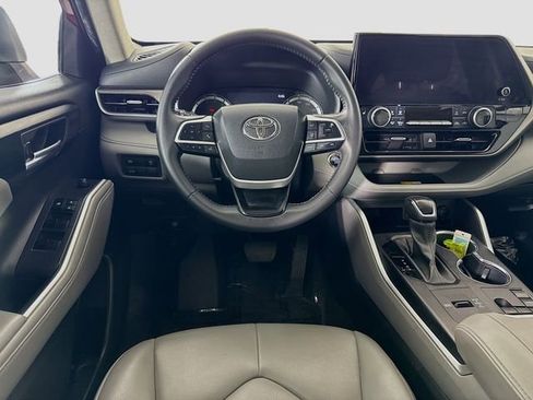 Used 2023 Toyota Highlander XLE FWD image 22