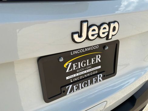 Used 2023 Jeep Renegade Latitude AWD/4WD image 30