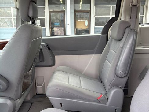 Used 2010 Chrysler Town & Country Touring image 10