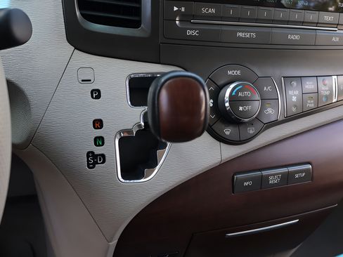 Used 2014 Toyota Sienna XLE FWD image 26