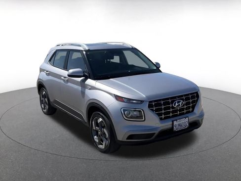 Used 2025 Hyundai Venue SEL FWD image 3