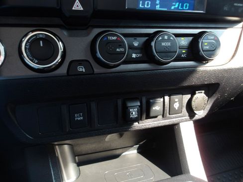 Used 2022 Toyota Tacoma TRD Off-Road AWD/4WD image 20
