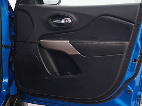 Used 2018 Jeep Cherokee Limited w/ High Altitude Package AWD/4WD image 9