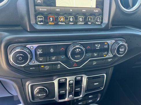 Used 2018 Jeep Wrangler Unlimited Sahara image 23