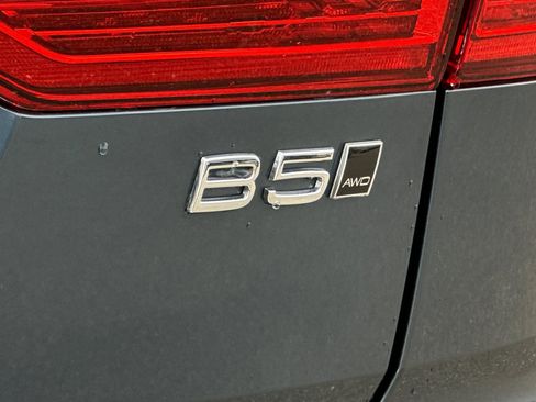 Certified 2025 Volvo XC60 B5 Core w/ Protection Package Premier image 33