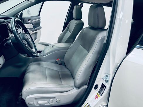 Used 2017 Toyota Highlander Limited image 32