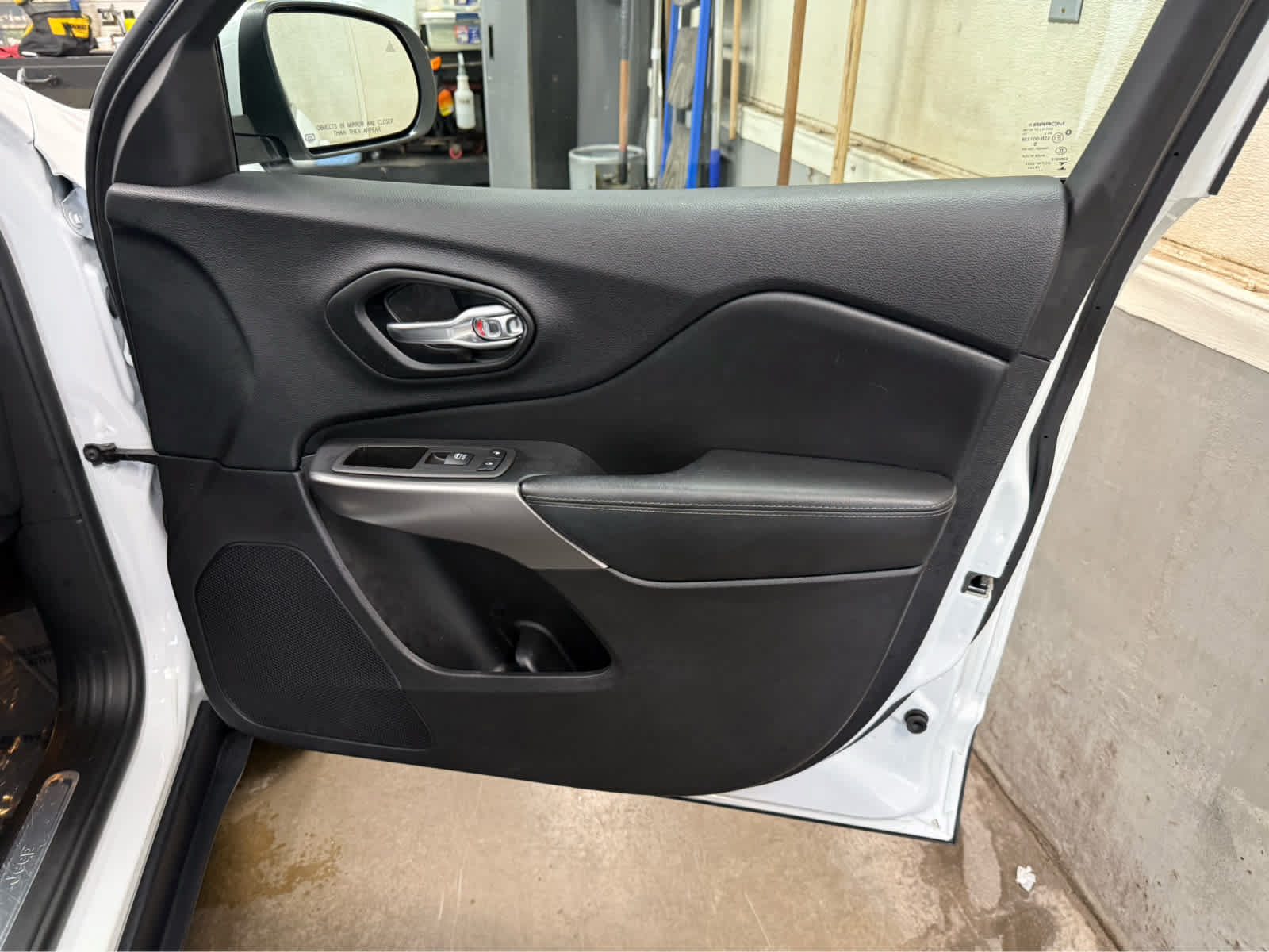 Used 2021 Jeep Cherokee Limited AWD/4WD image 31
