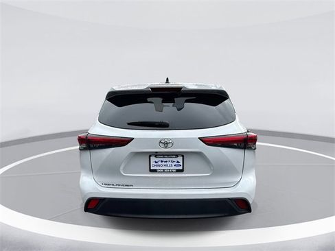 Used 2022 Toyota Highlander L image 6