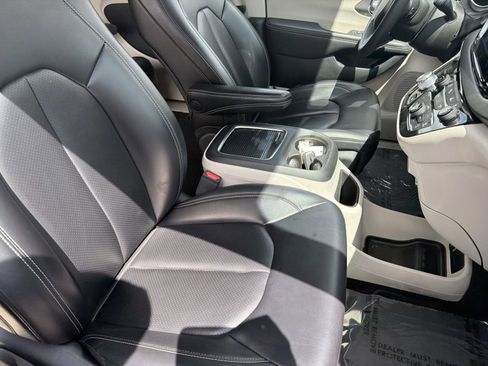 Used 2023 Chrysler Pacifica Touring-L image 24