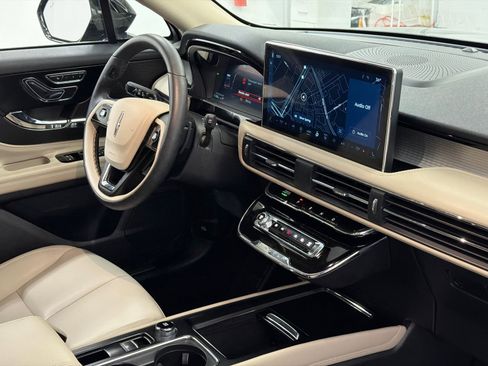 Certified 2025 Lincoln Corsair AWD image 10