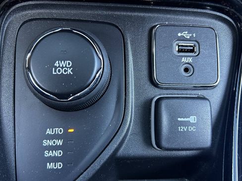 Used 2021 Jeep Compass Latitude w/ Sun and Sound Group AWD/4WD image 24