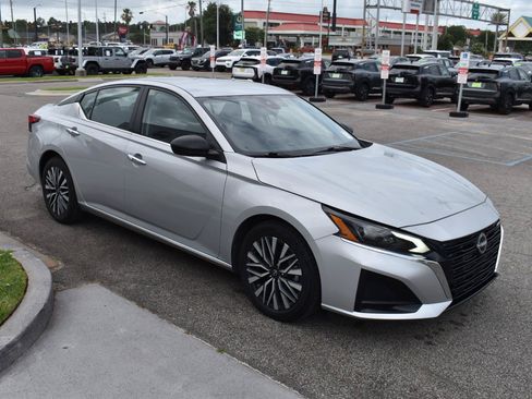 Used 2024 Nissan Altima 2.5 SV FWD image 13