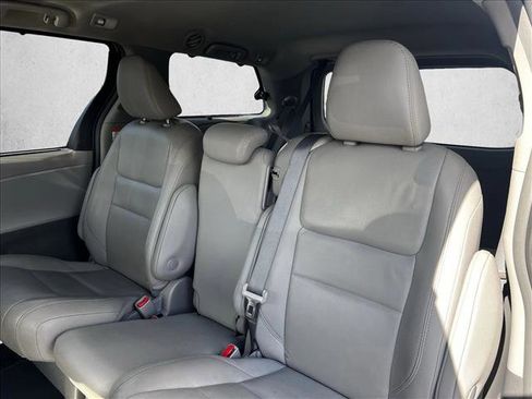 Used 2019 Toyota Sienna XLE image 18