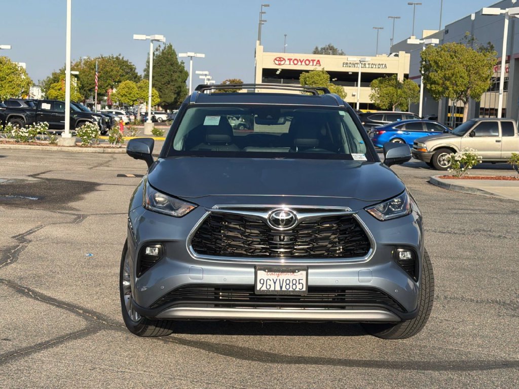 Used 2023 Toyota Highlander Platinum FWD image 2