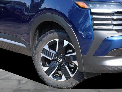 Used 2025 Nissan Kicks SV AWD/4WD image 3
